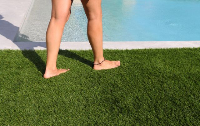 cesped-artificial-piscina