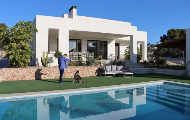 comprar-cesped-artificial-para-piscina