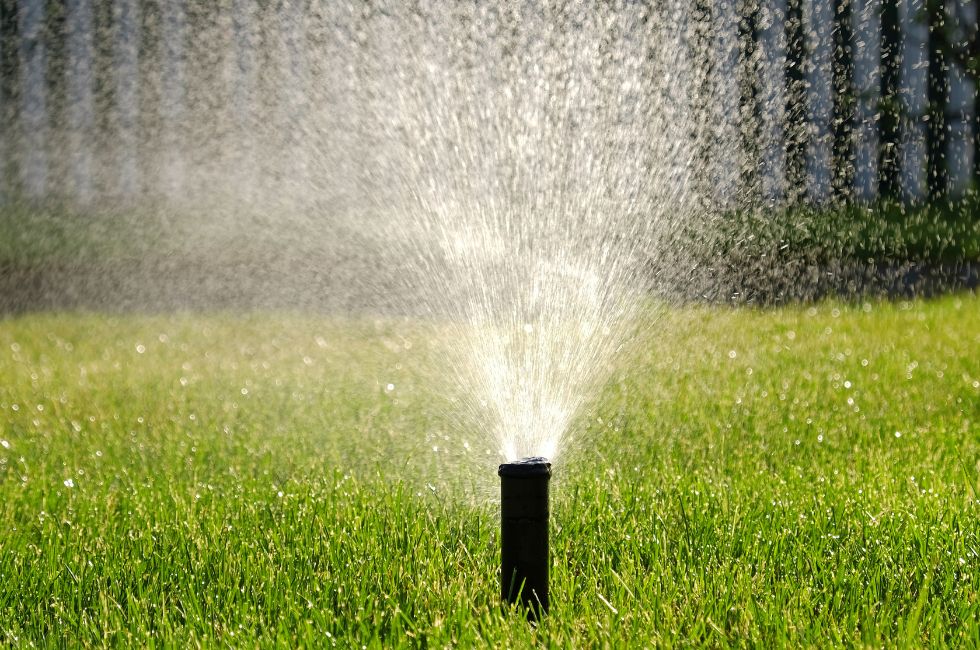 el-cesped-artificial-se-riega