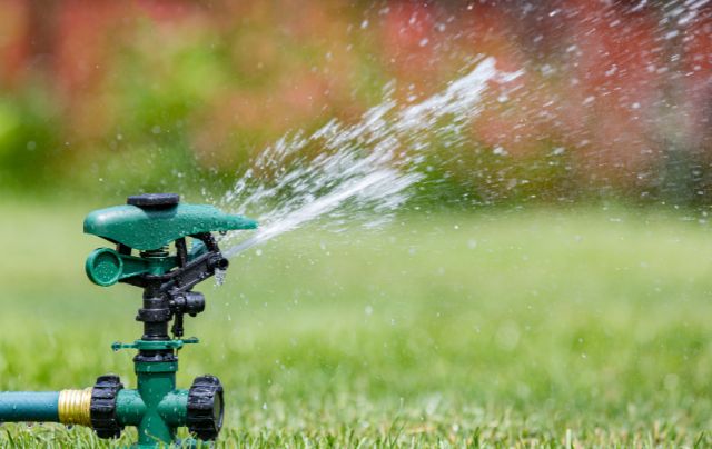 regar-cesped-artificial
