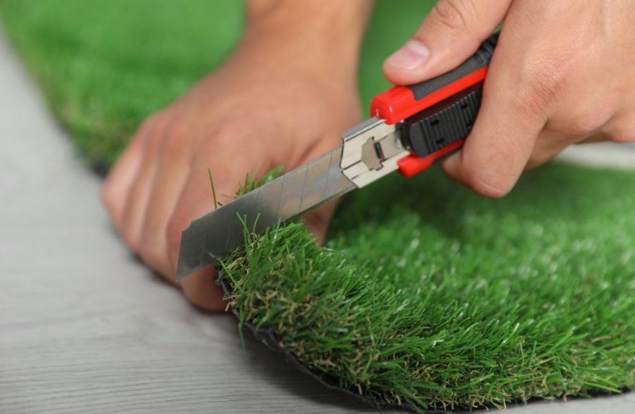 como-cortar-el-cesped-artificial